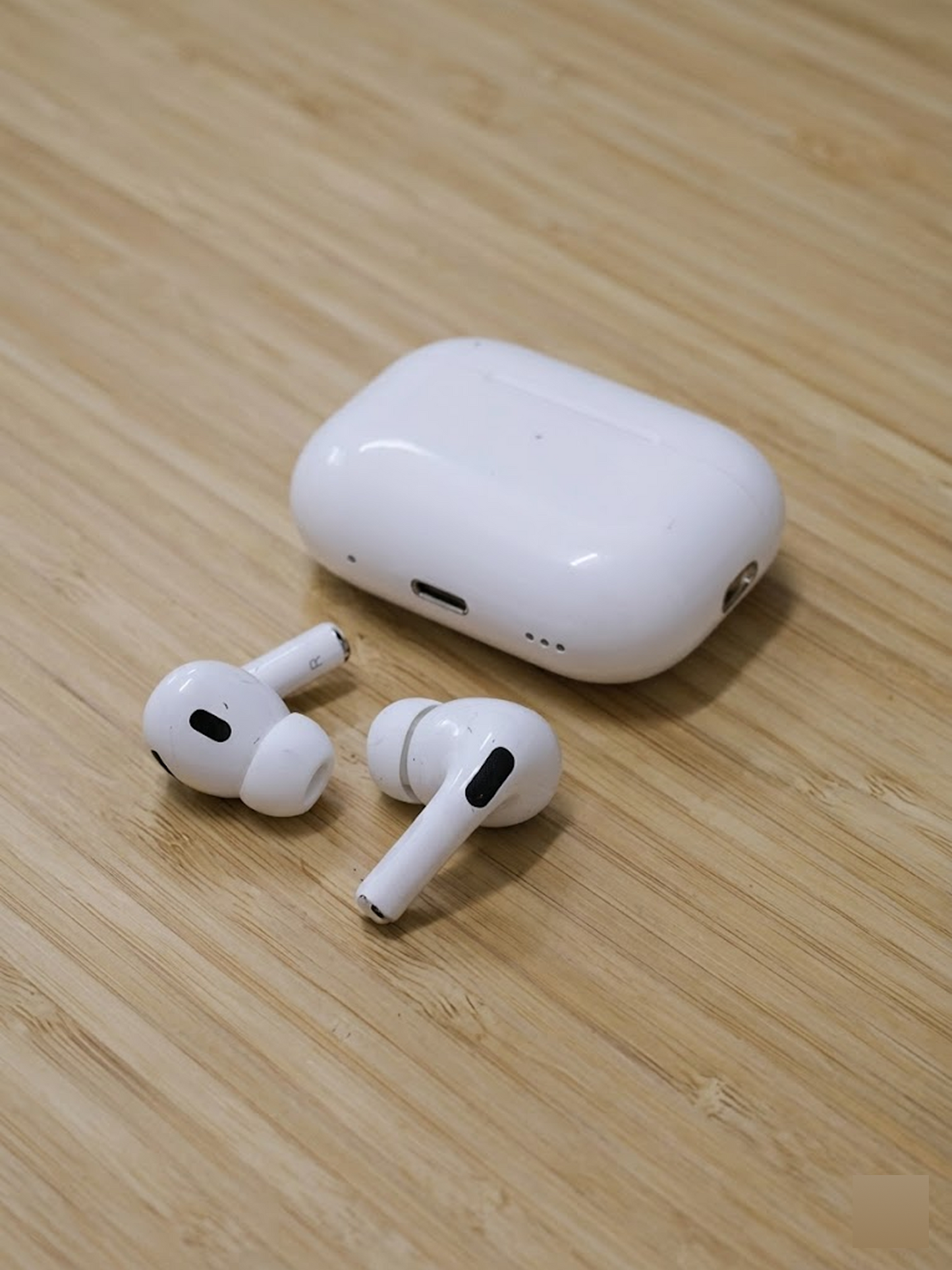 Wireless Earbuds Charging Case – Sleek White Compact Design