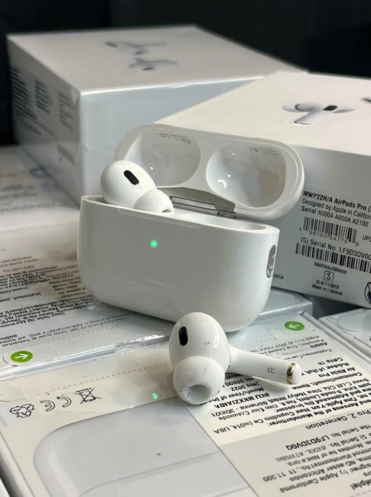 Wireless Earbuds Charging Case – Sleek White Compact Design